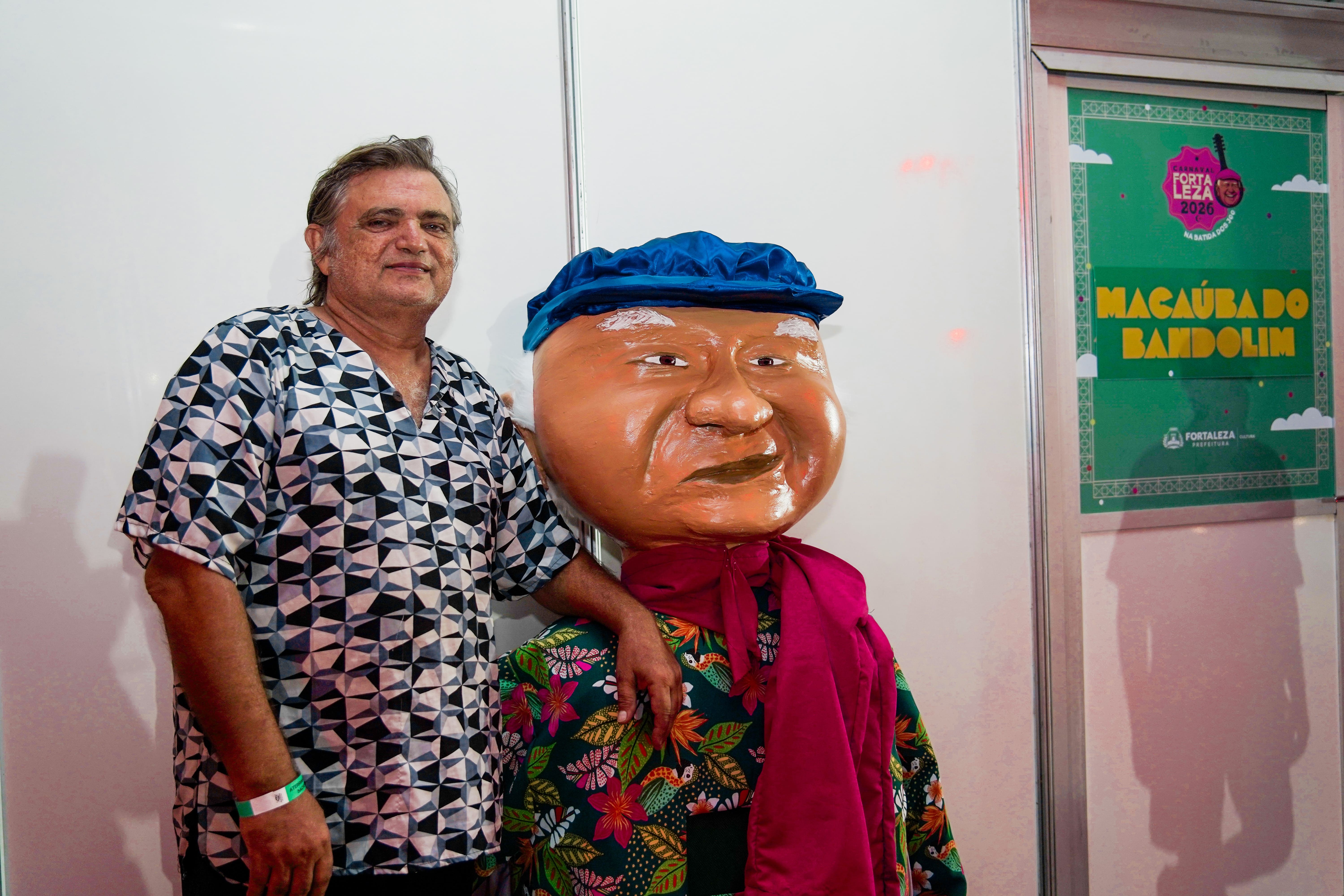 Uma das surpresas do show foi a confecção de um boneco de Macaúba, feito pelo bonequeiro Adenildo Cavalcante